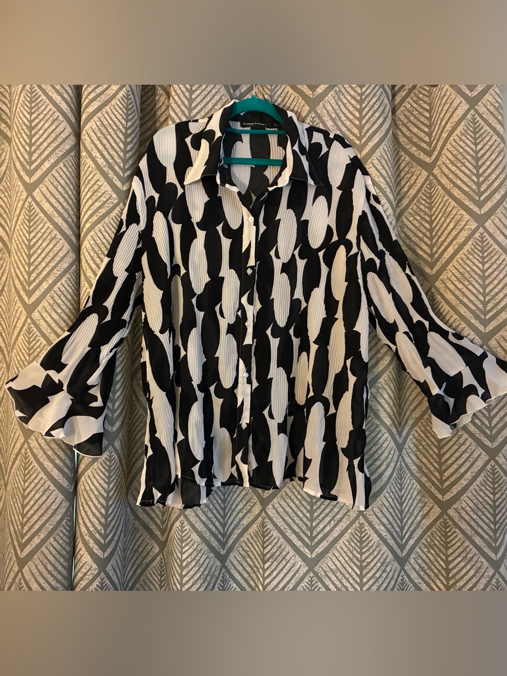 Essentials by Milano Black and White Abstract Button-Up Blouse